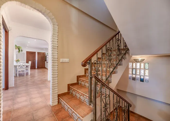 Classic 5 Bdrm Andalucian Villa W Pool & Sea View