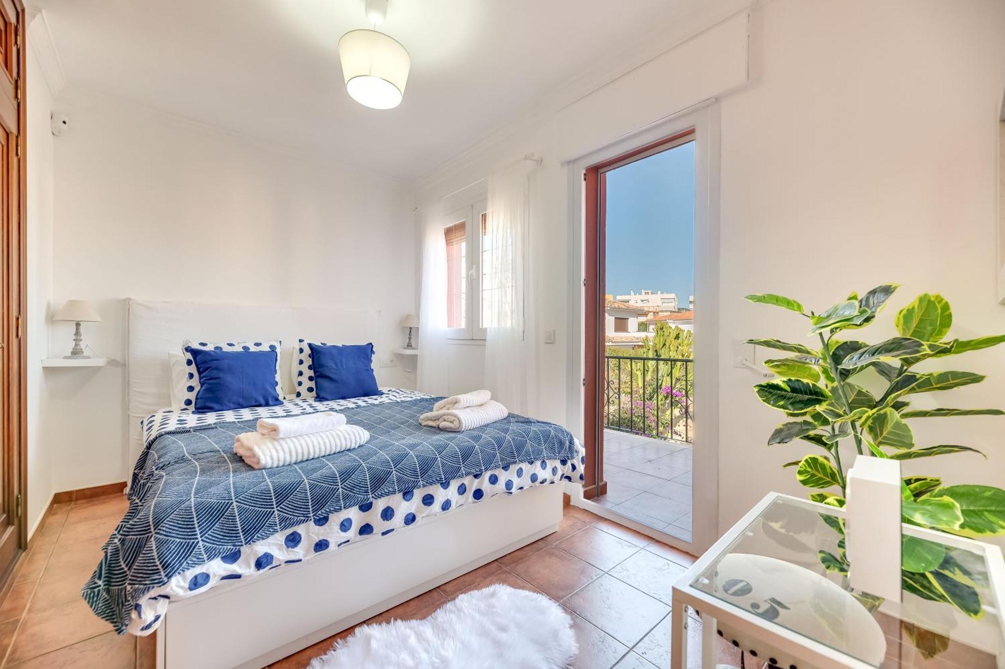Classic 5 Bdrm Andalucian W Pool & Sea View Marbella