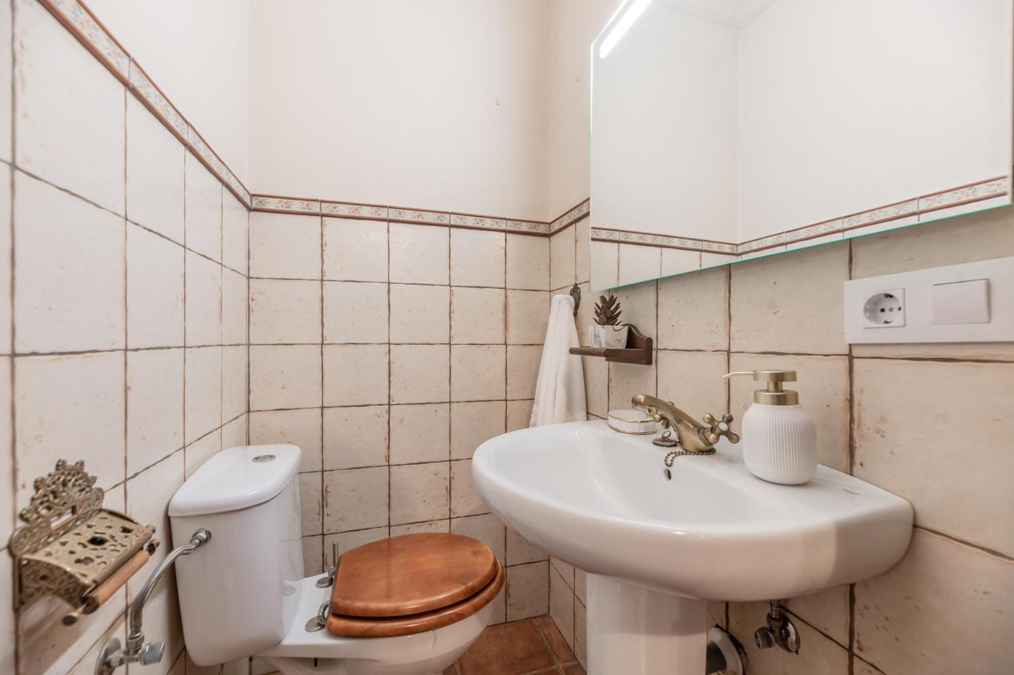 Classic 5 Bdrm Andalucian W Pool & Sea View Apartament Marbella