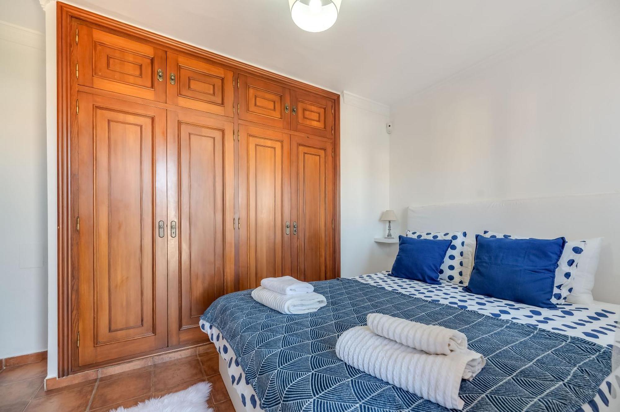 Classic 5 Bdrm Andalucian W Pool & Sea View Apartament Marbella