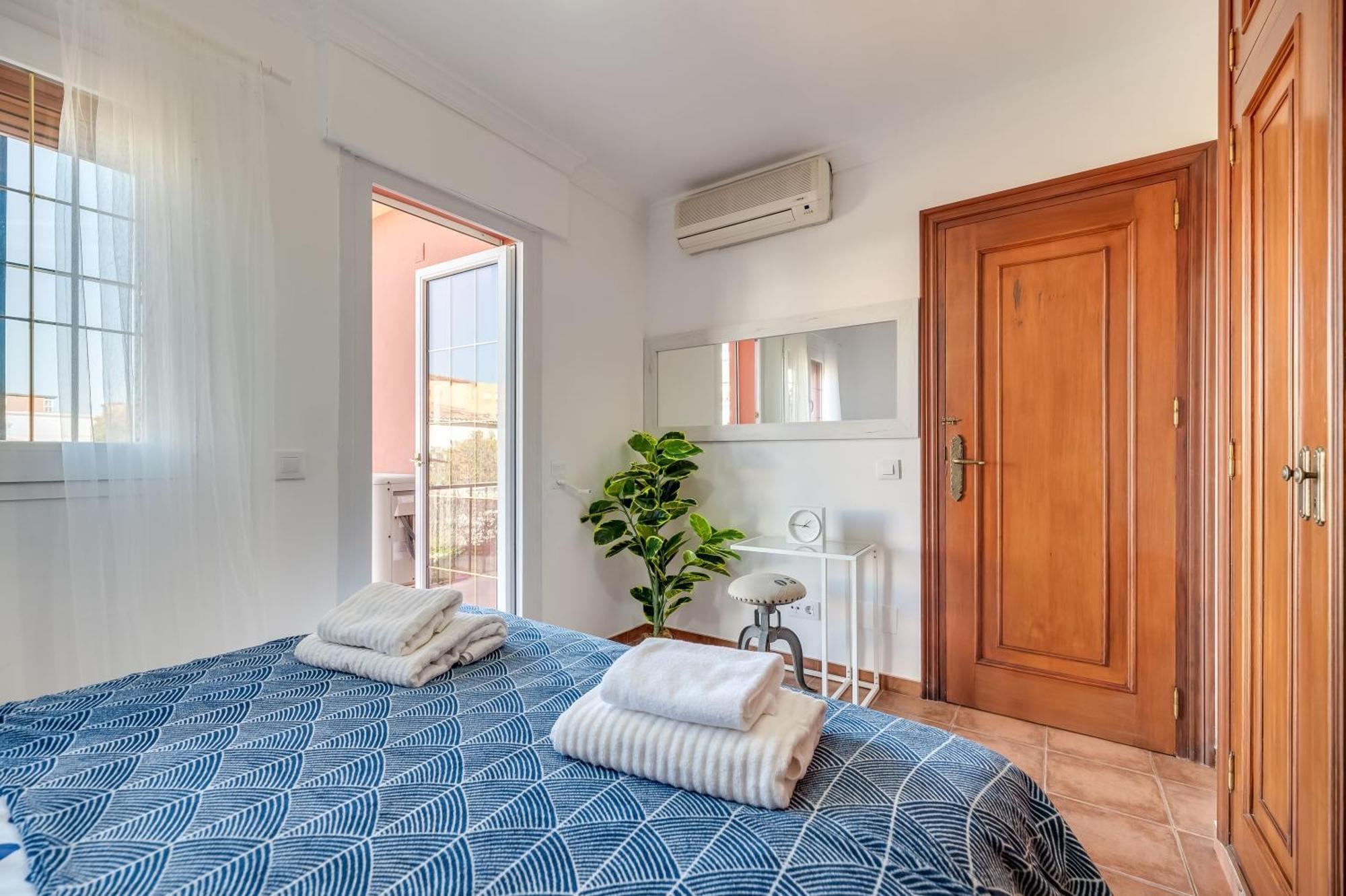 Classic 5 Bdrm Andalucian W Pool & Sea View Apartament Marbella
